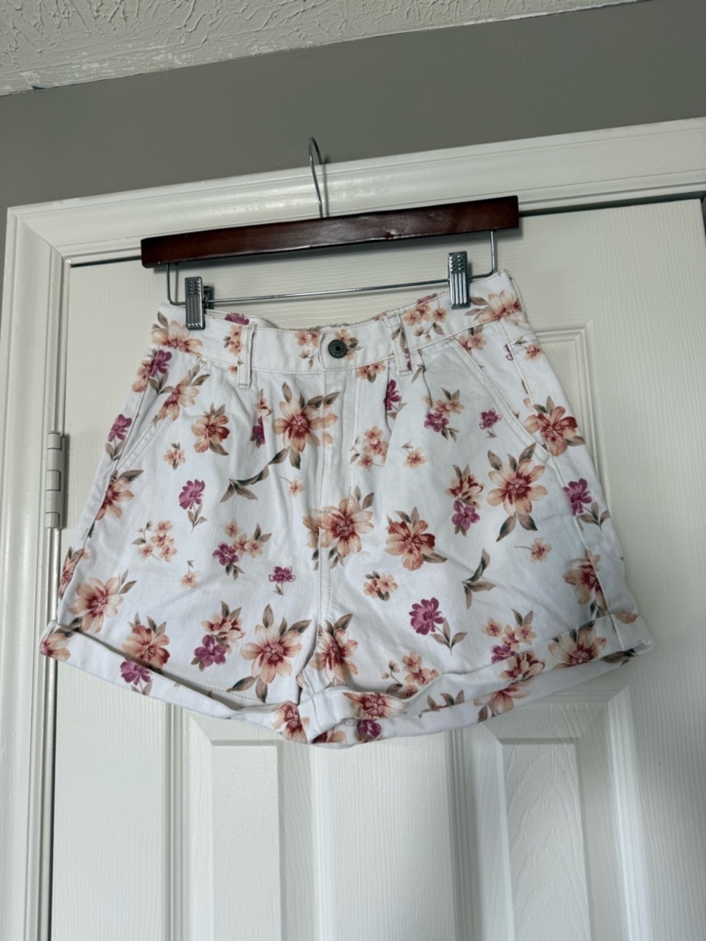 American Eagle White Floral Print Mom  Shorts Size 2 - Picture 4 of 8